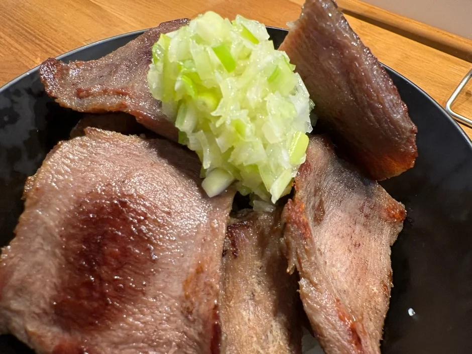 爆盛りネギ塩牛舌先丼のアップ