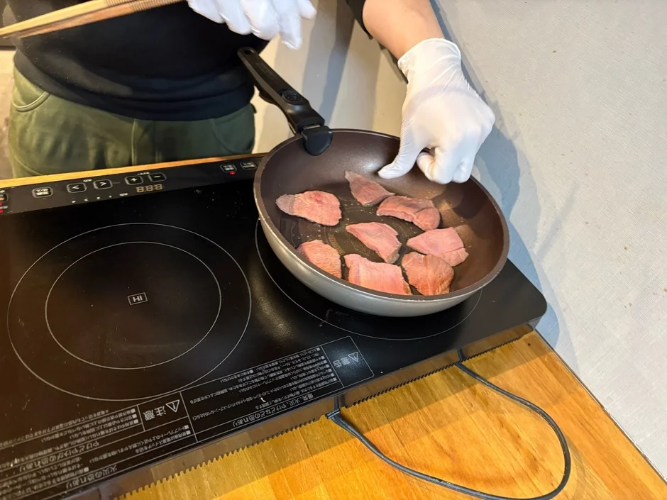 牛タンをフライパンで調理する様子