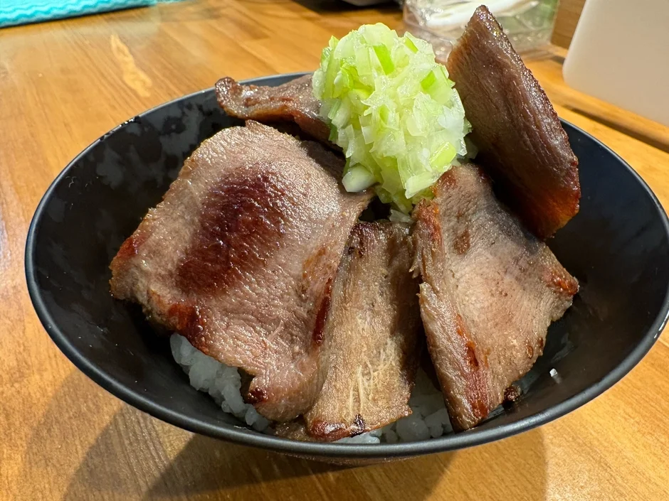 爆盛り牛舌先丼の全体像