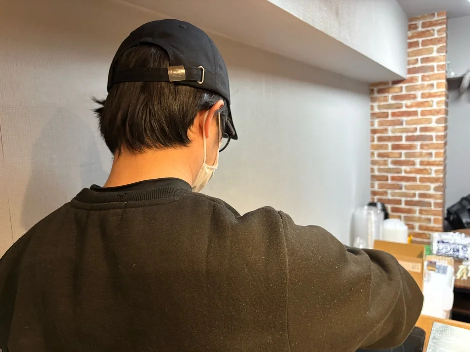 料理を監修するシェフの後ろ姿