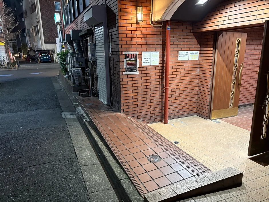店舗が入居するビルの夜間の外観