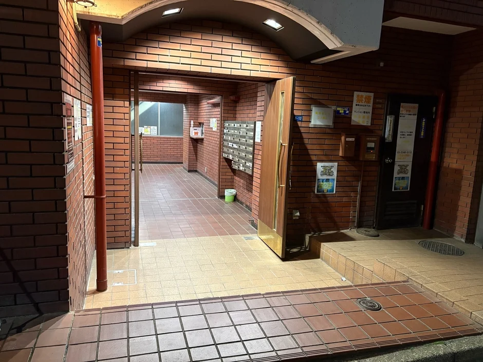 店舗入口から奥を見た通路の様子