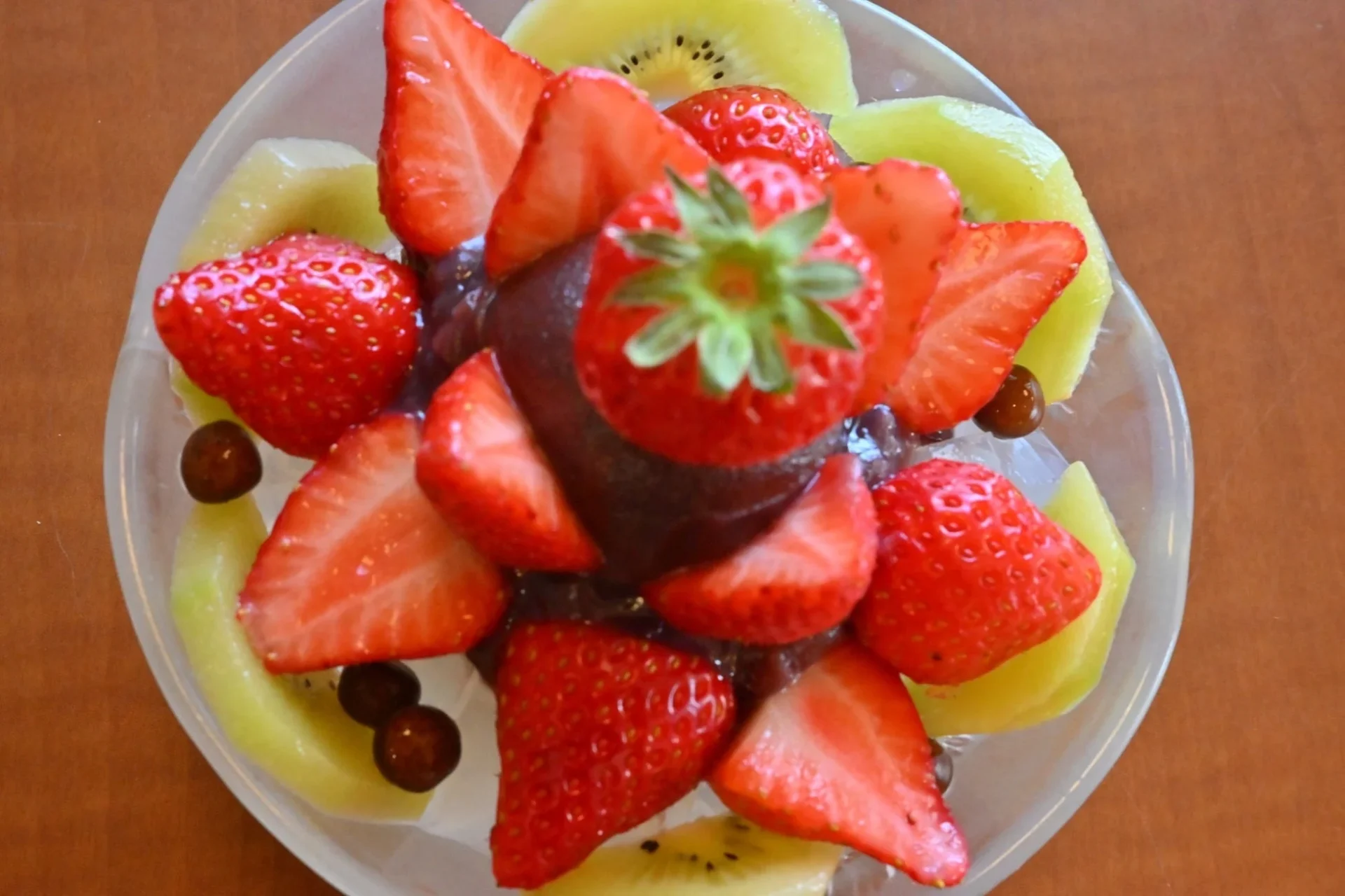 いちごやキウイが彩り豊かなあんみつ