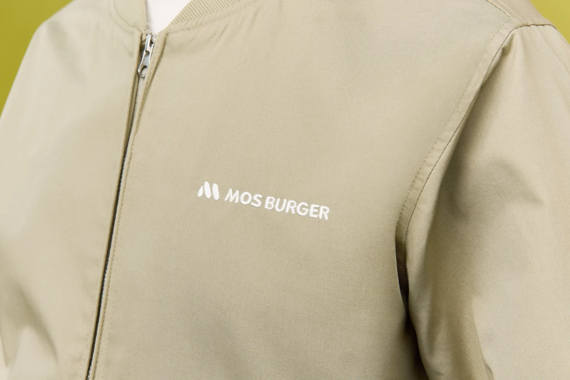 抽選で当たる非売品「MOSオリジナルジャンパー」の胸元ロゴ