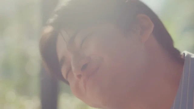 炭火焼きほろほろチキンカレーを食べて幸せそうな高橋文哉さん