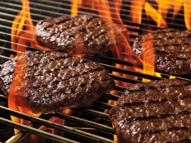 バーガーキングの直火焼きで調理される100％ビーフパティ。