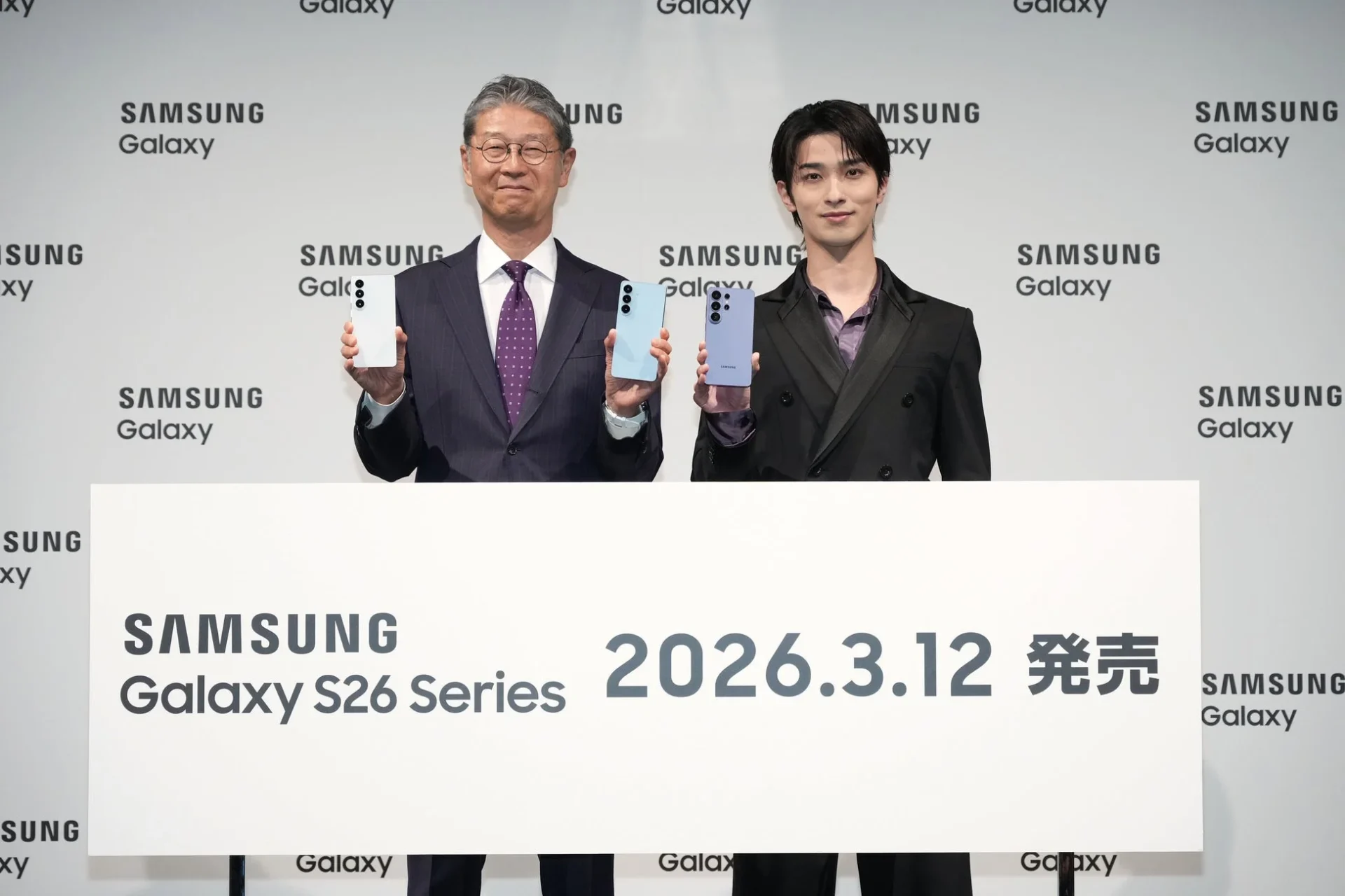 Samsung Galaxy S26シリーズ発売発表会で製品を持つ小林CMOと横浜流星さん