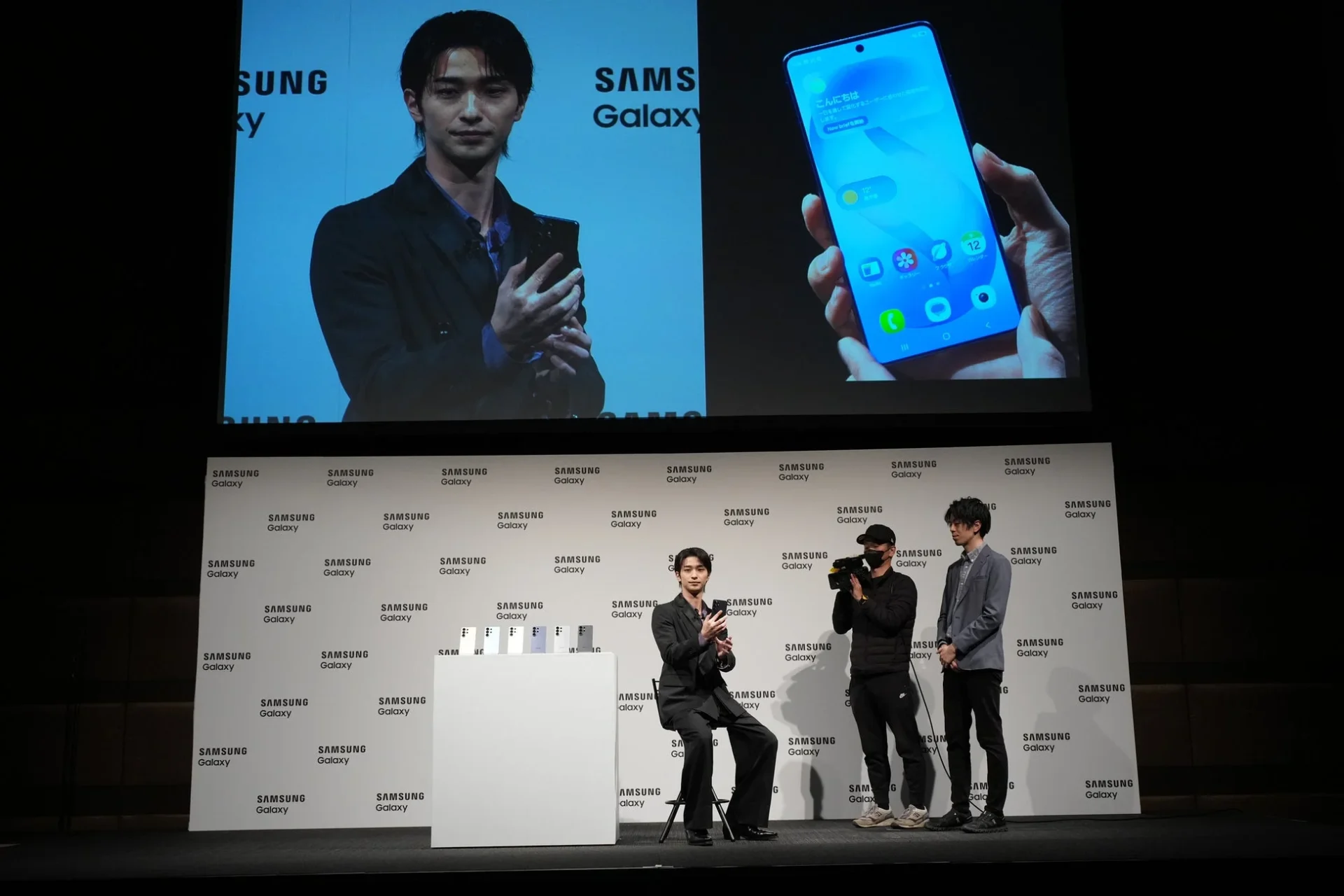Samsung Galaxy S26 Ultraの新機能「Now Nudge」を体験する横浜流星さん