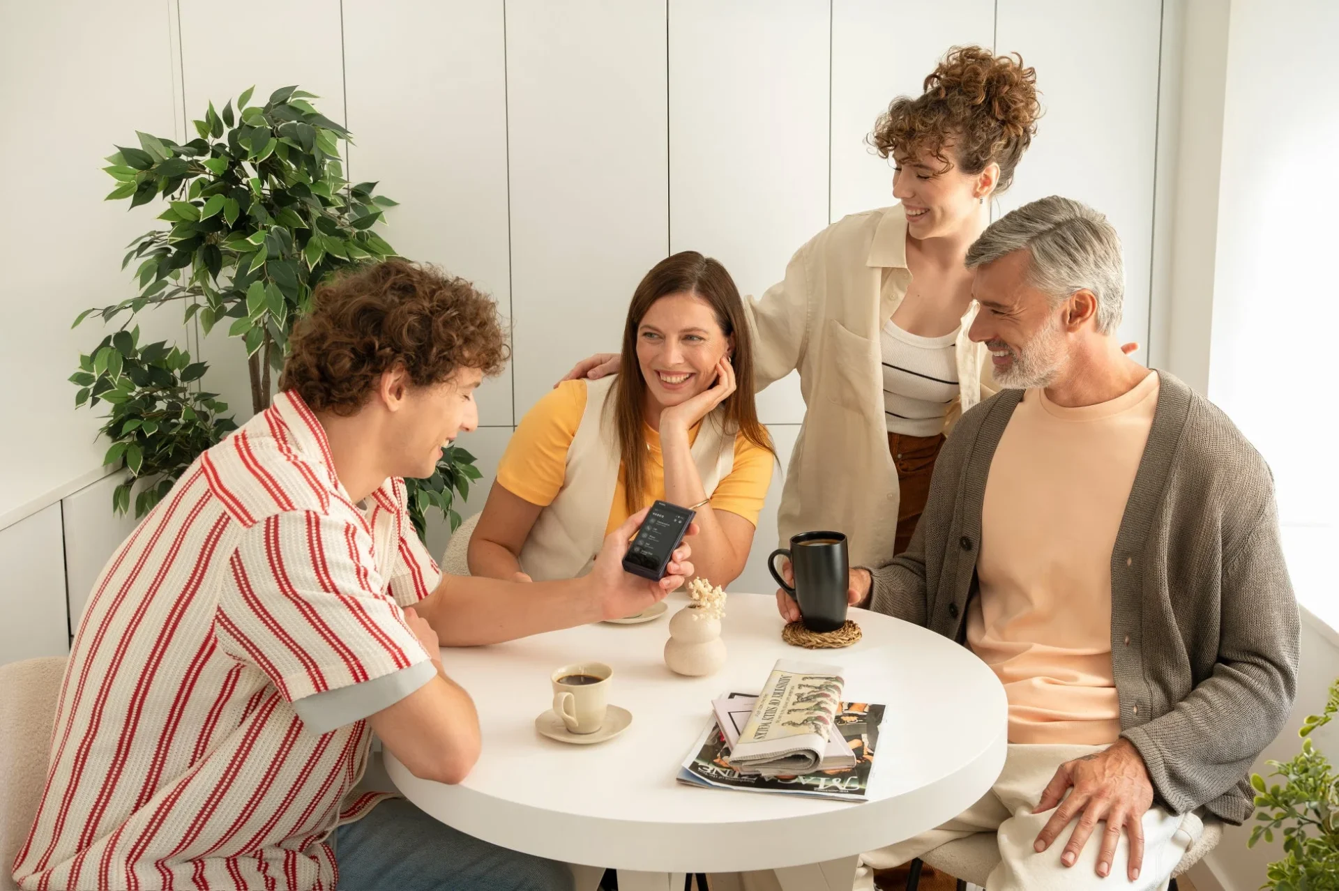 Vasco Translator Q1を家族で囲み、会話を楽しんでいる屋内での使用シーン