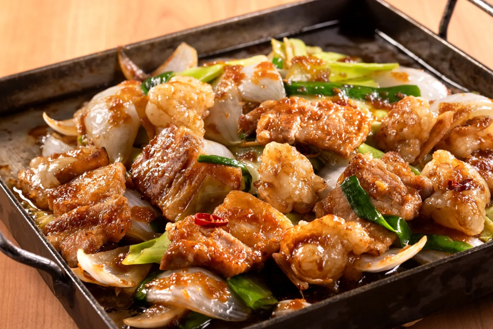 新玉ねぎと豚バラでボリューム満点の大とろホルモン鉄板焼 生姜焼き