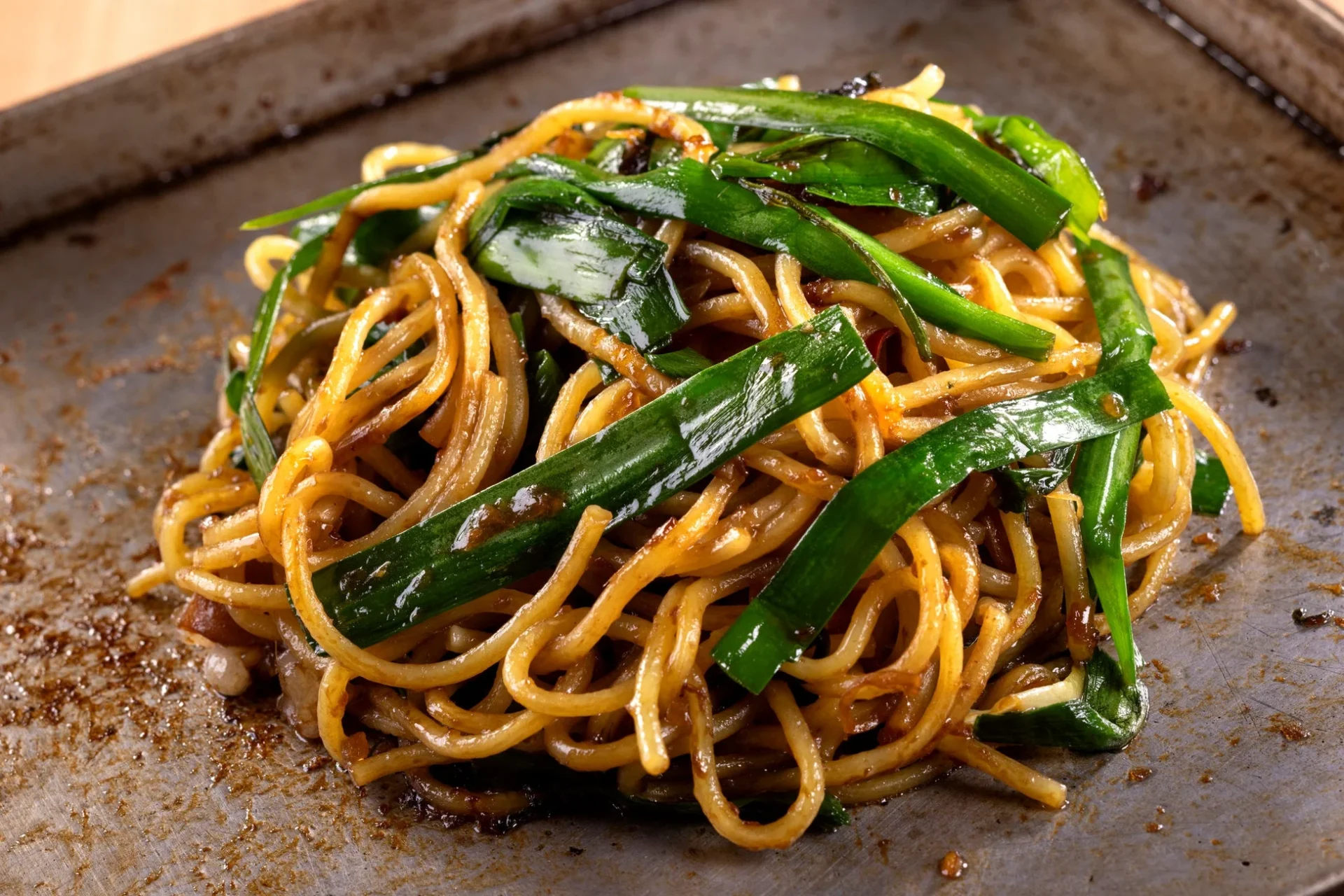 大とろホルモン鉄板焼きのタレと鹿沼のニラを絡めた〆の焼きそば