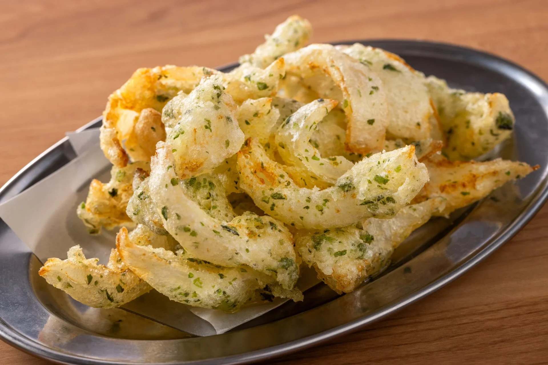 青のりが香る衣で揚げたアツアツトロトロの新玉のり塩フリット