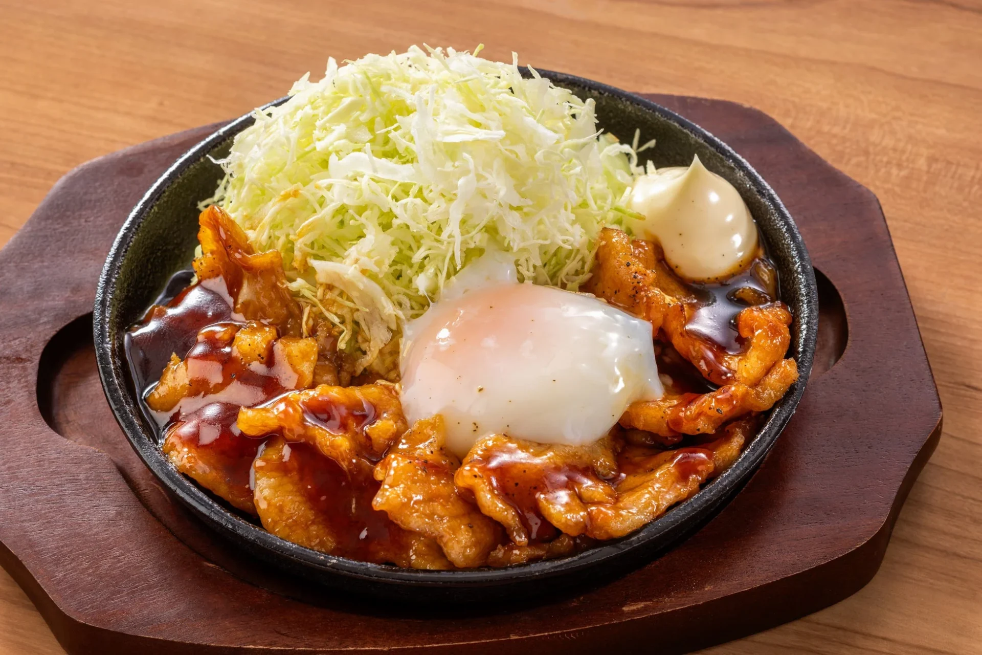 豚トロを特製ソースで焼き上げ温泉たまごを添えたてりたまトロとんテキ