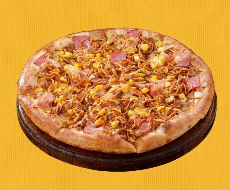ベビースターラーメンとツナ、コーンがトッピングされたハッピーマヨピザ
