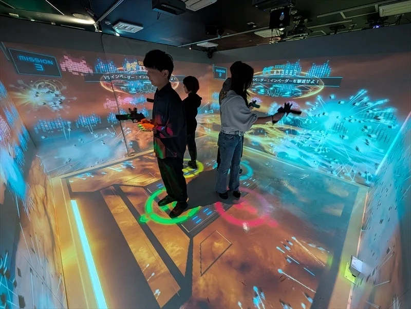 没入型アトラクション「CUBE」で宇宙空間のミッションに挑むプレイヤーたち。