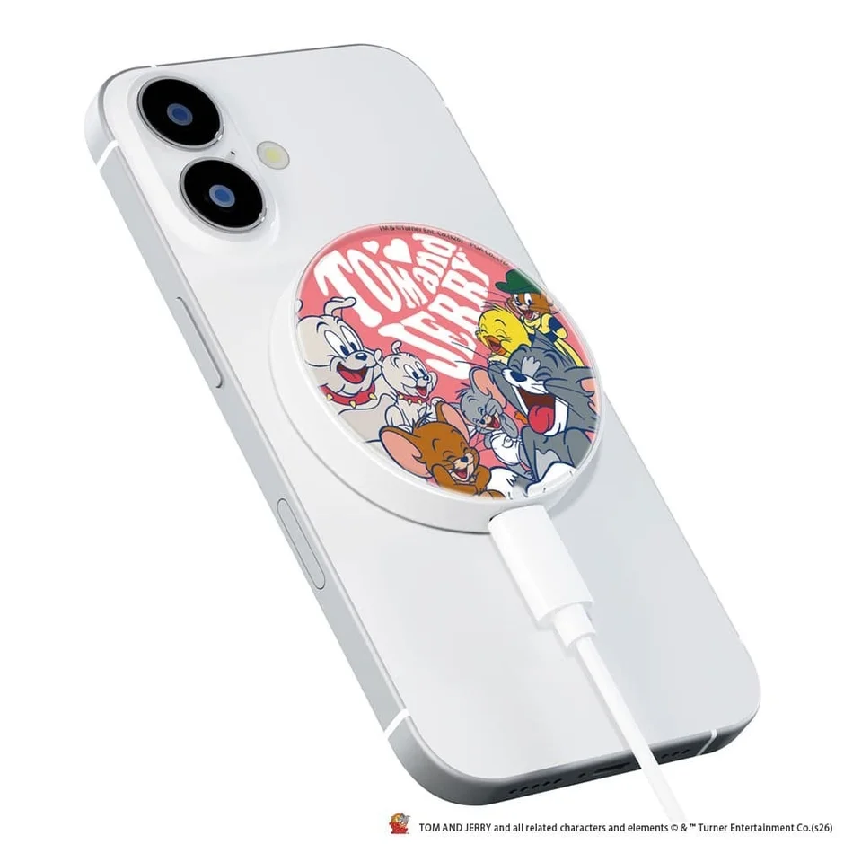 トムとジェリー集合デザイン充電器をiPhoneに装着した使用イメージ