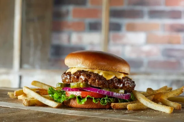 フライデーズの王道バーガー「アメリカンクラシックバーガー」