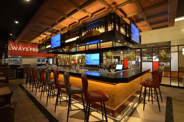 TGIフライデーズ有明ガーデン店のバーカウンター内装