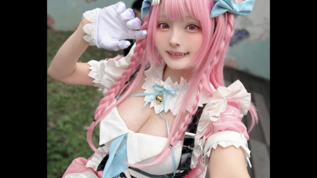 ピンク髪にブルーのリボン！　すずら、キュートなキャラクターのコスプレを披露