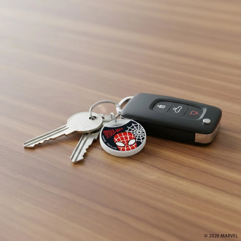 スパイダーマンの紛失防止タグを鍵に取り付けた使用例