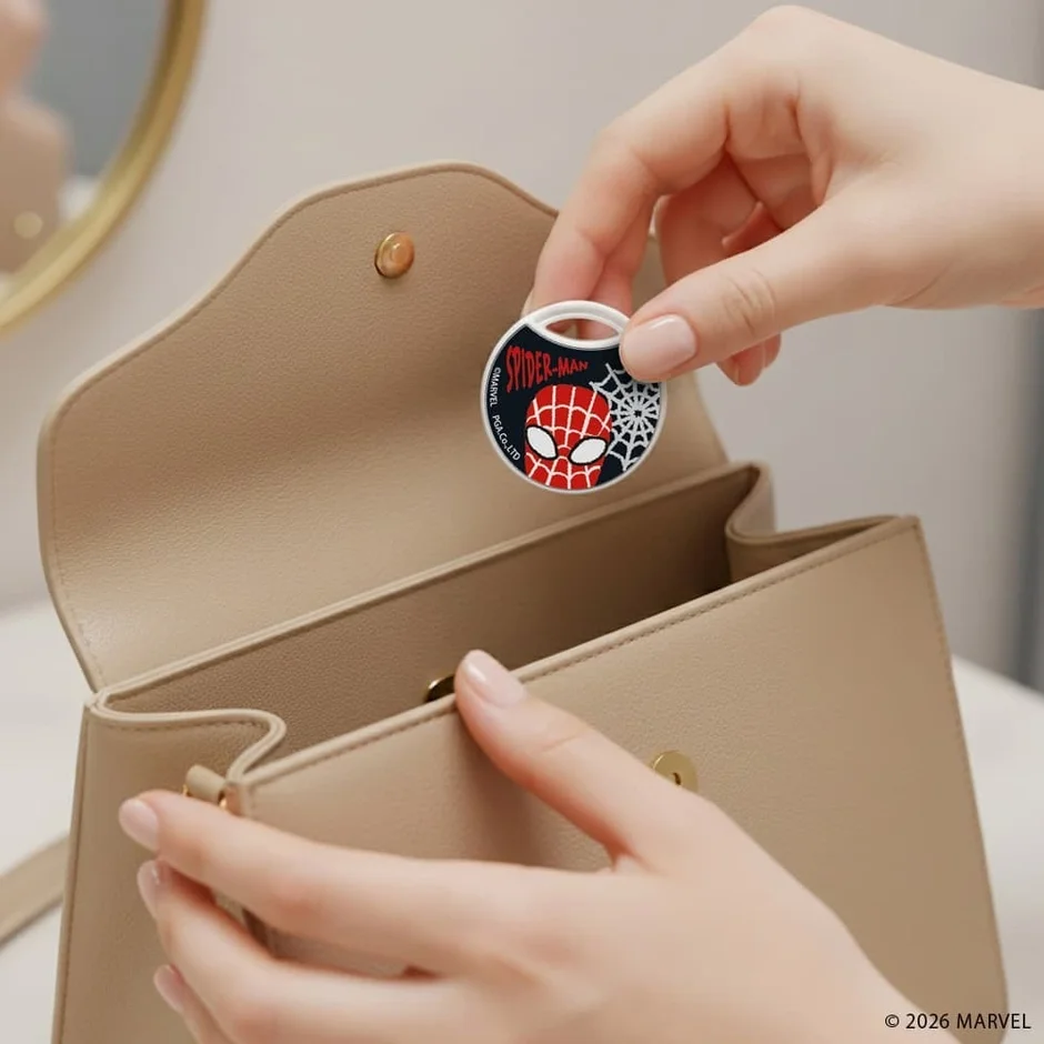 スパイダーマンの紛失防止タグをバッグに入れる使用例