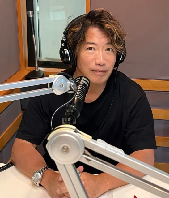 ヘッドホンを付けた花絵師・藤川靖彦さんのポートレート