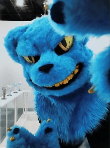 覆面現代アーティストCOIN PARKING DELIVERYのメインキャラクター「白井さん」の立体アート