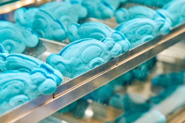 COIN PARKING DELIVERYのキャラクター「白井さん」をモチーフにした青いたい焼き