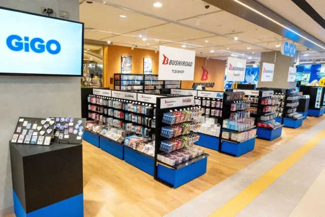 BUSHIROAD TCG SHOPのカードゲーム商品が並ぶ店内