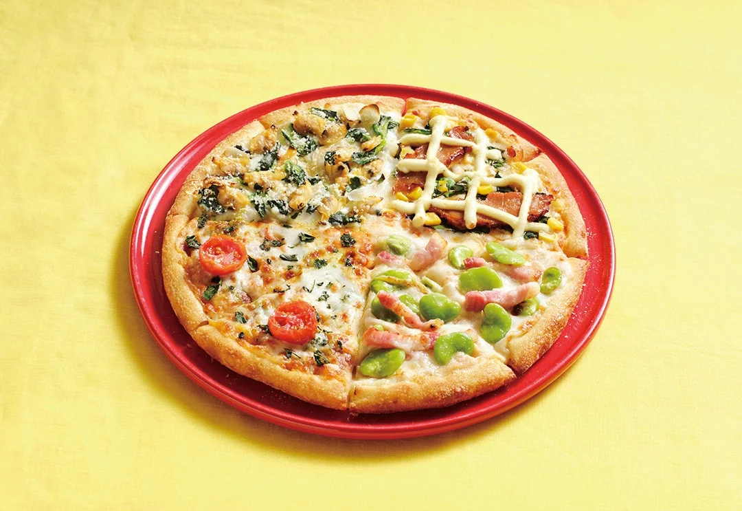 ドミノ・ピザ「あさりと桜えびの春クワトロ」の俯瞰写真