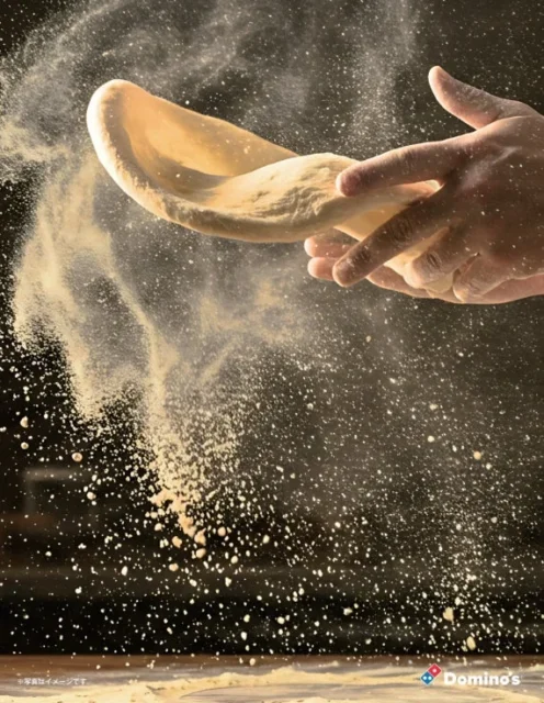 ドミノ・ピザの店舗で手づくりされるピザ生地