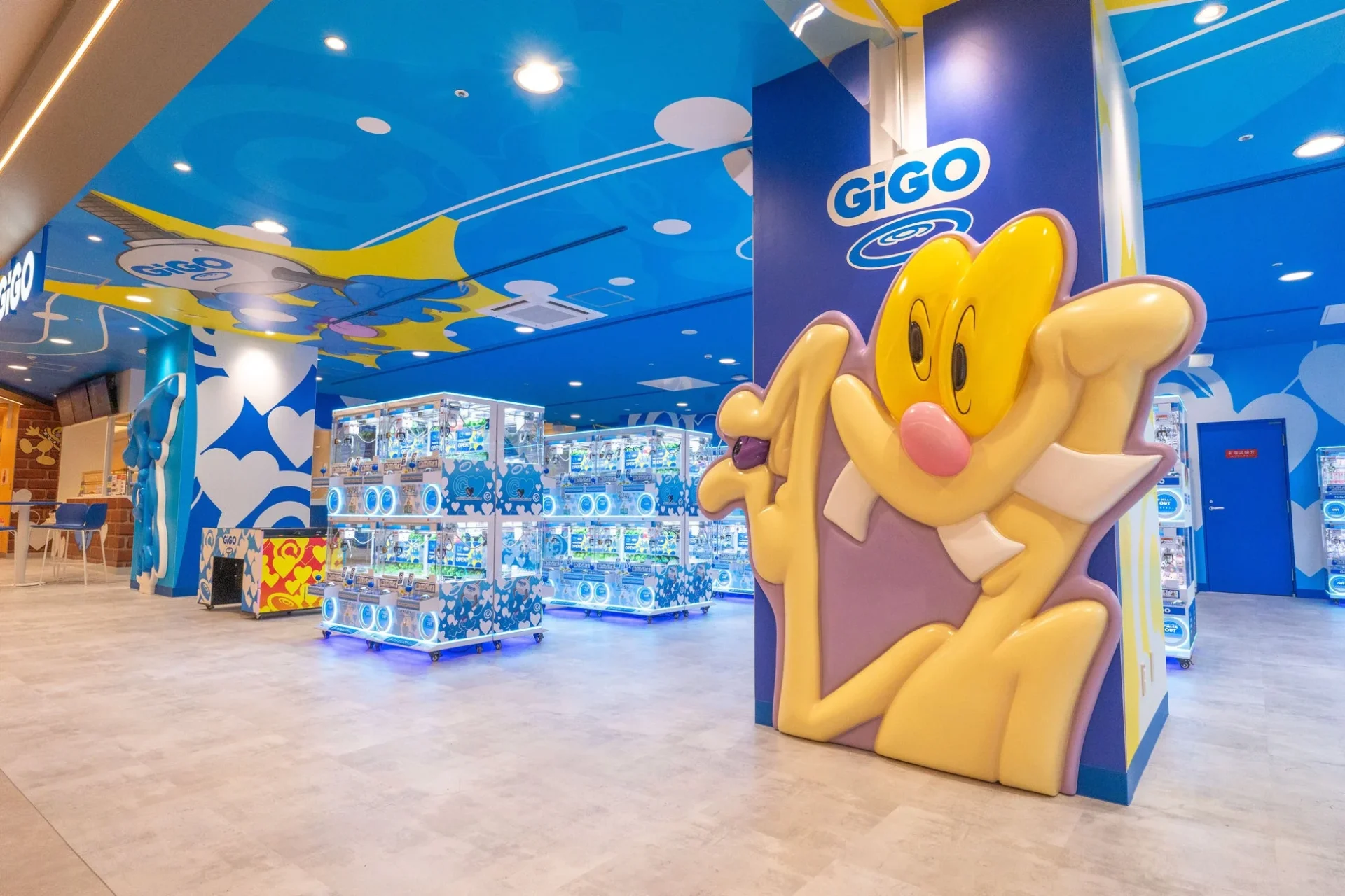 COIN PARKING DELIVERYデザインのGiGO店内、キャラクターオブジェ