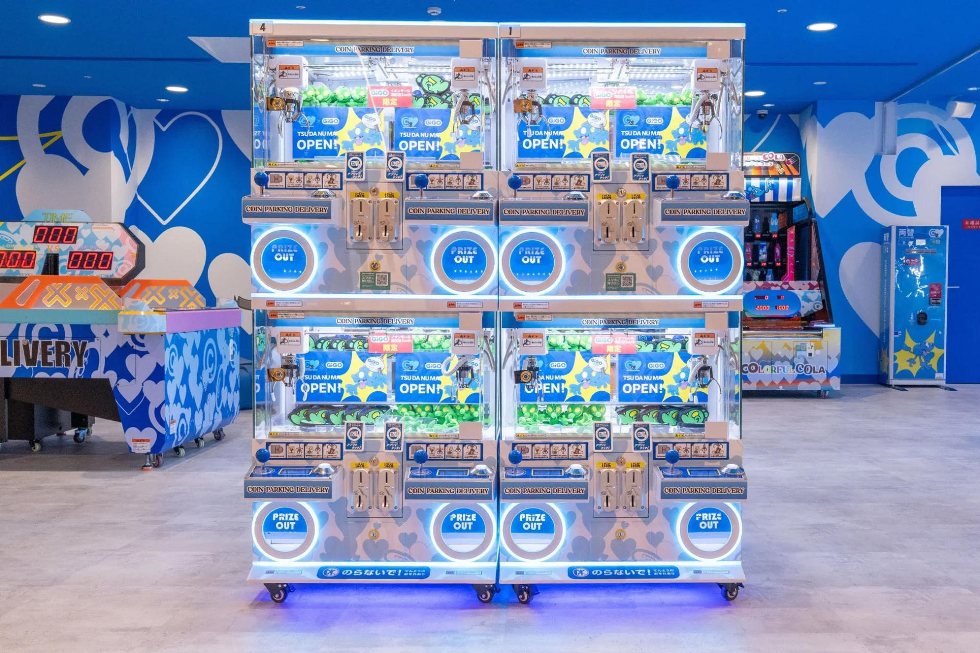 COIN PARKING DELIVERYデザインのクレーンゲーム機が並ぶ店内
