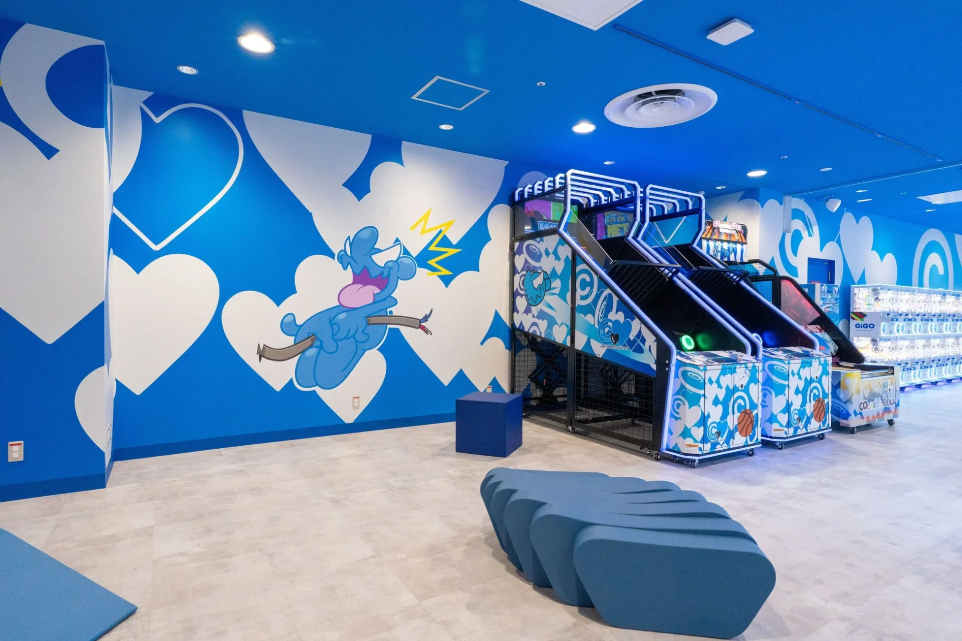 COIN PARKING DELIVERYアートが施された壁面とバスケットボールゲーム