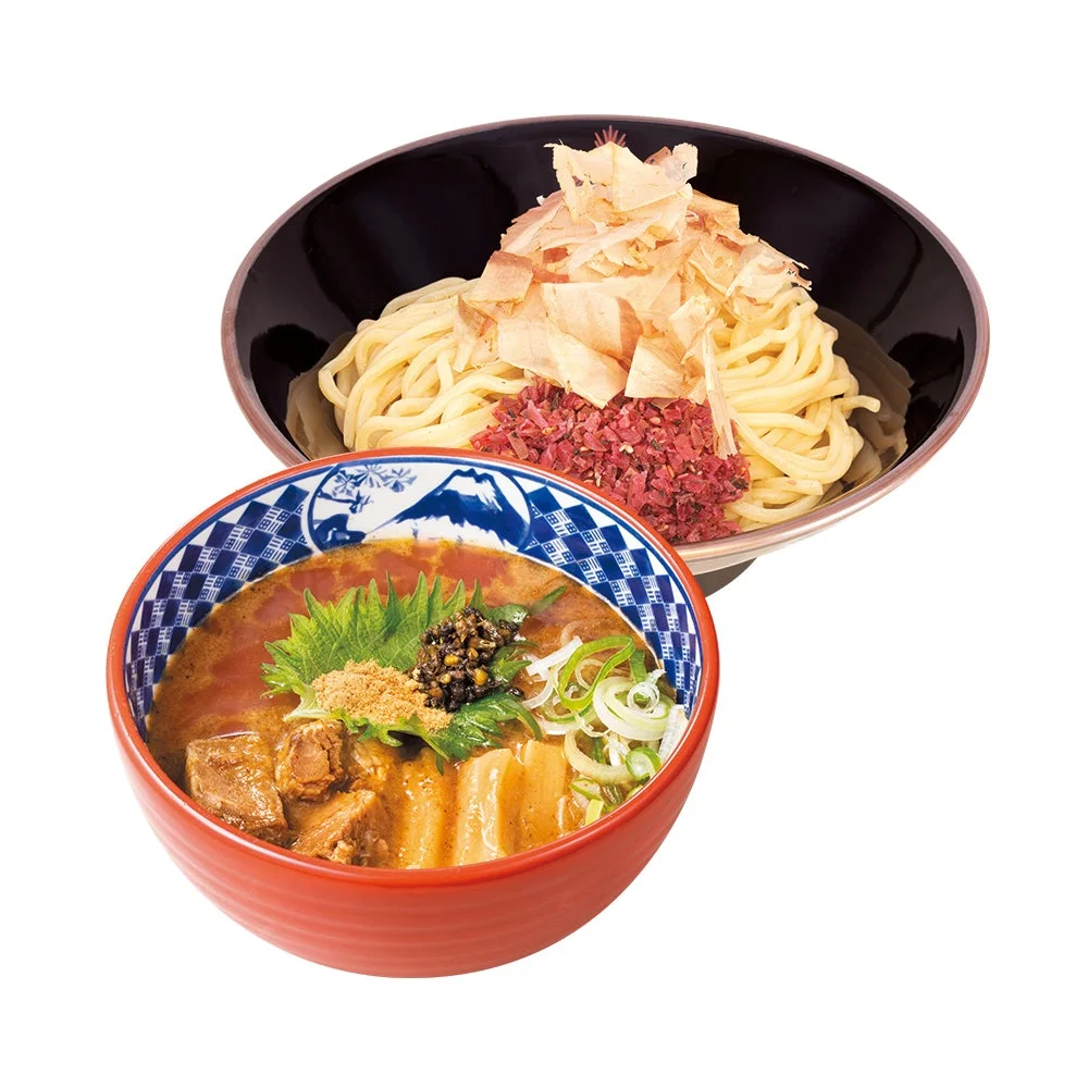 鰹節と刻みカリカリ梅が乗った三田製麺所の「梅つけ麺」商品写真