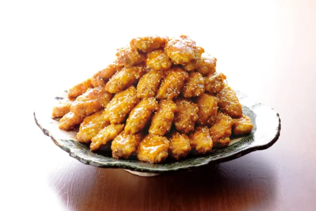 殿堂入りした味の民芸の人気メニュー「手羽先」の山盛り