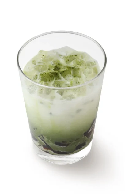 島根県出雲市産抹茶と沖縄県産黒糖ゼリーを使用した抹茶ラテ