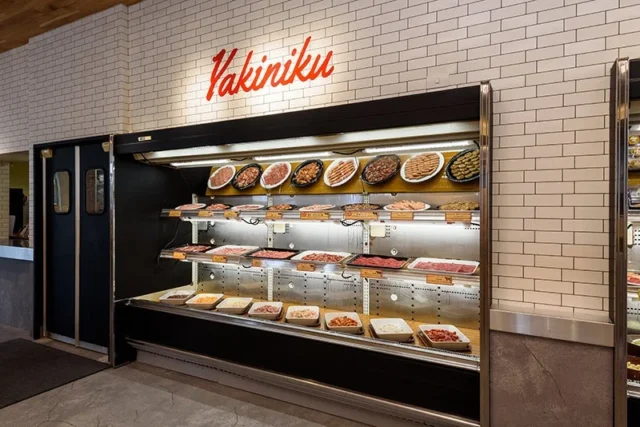 焼肉コーナーに並べられた様々な肉のショーケース