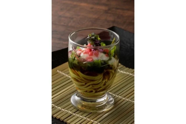 ちゅるっと食べやすいパフェスタイルの「そばパフェ」