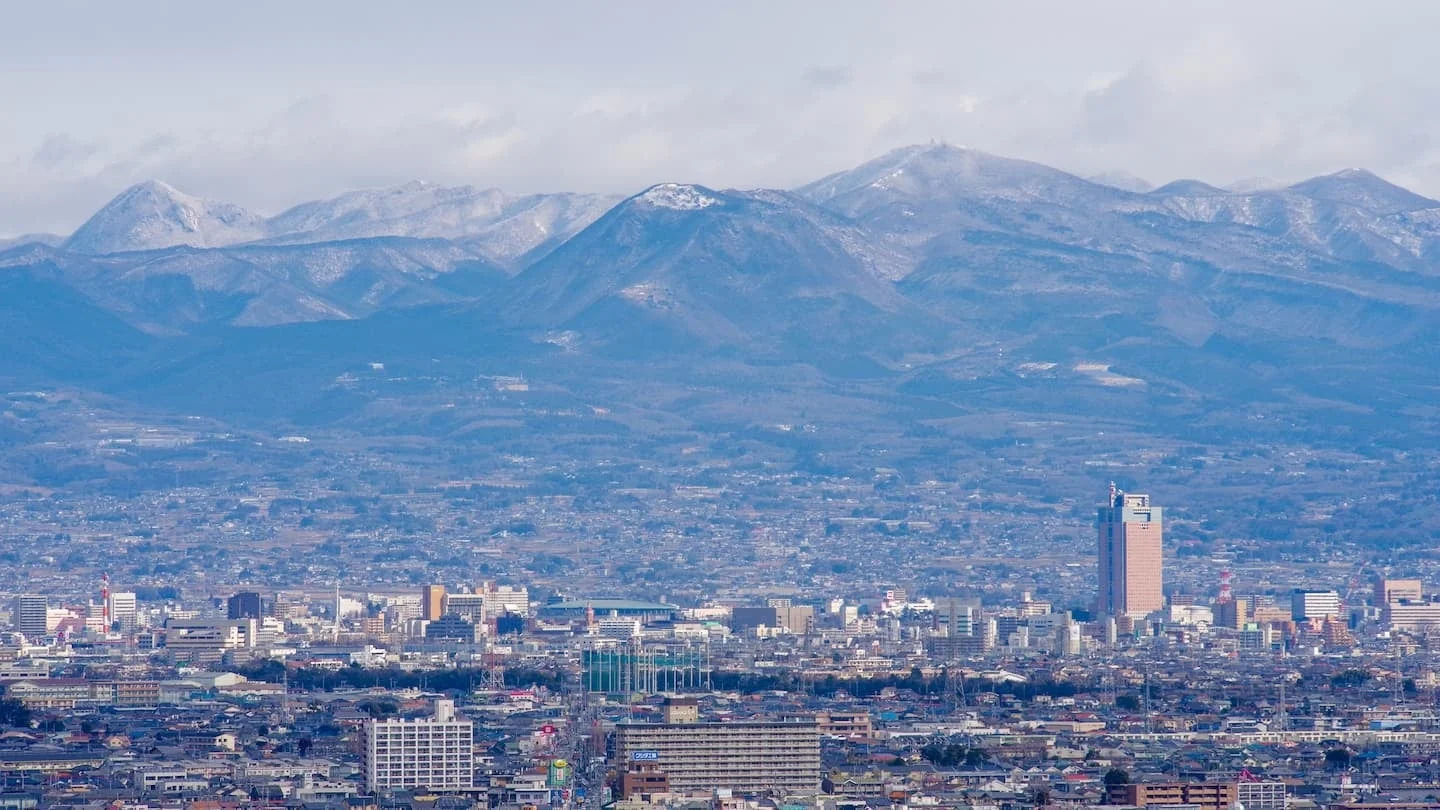 群馬県前橋市の道の駅まえばし赤城周辺の街並みと赤城山