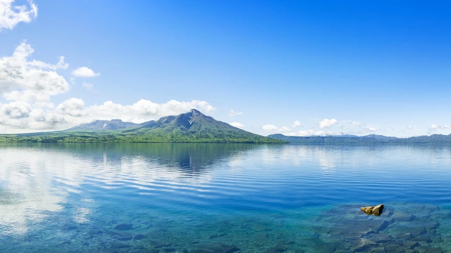 北海道千歳市の道の駅サーモンパーク千歳を流れる千歳川の風景