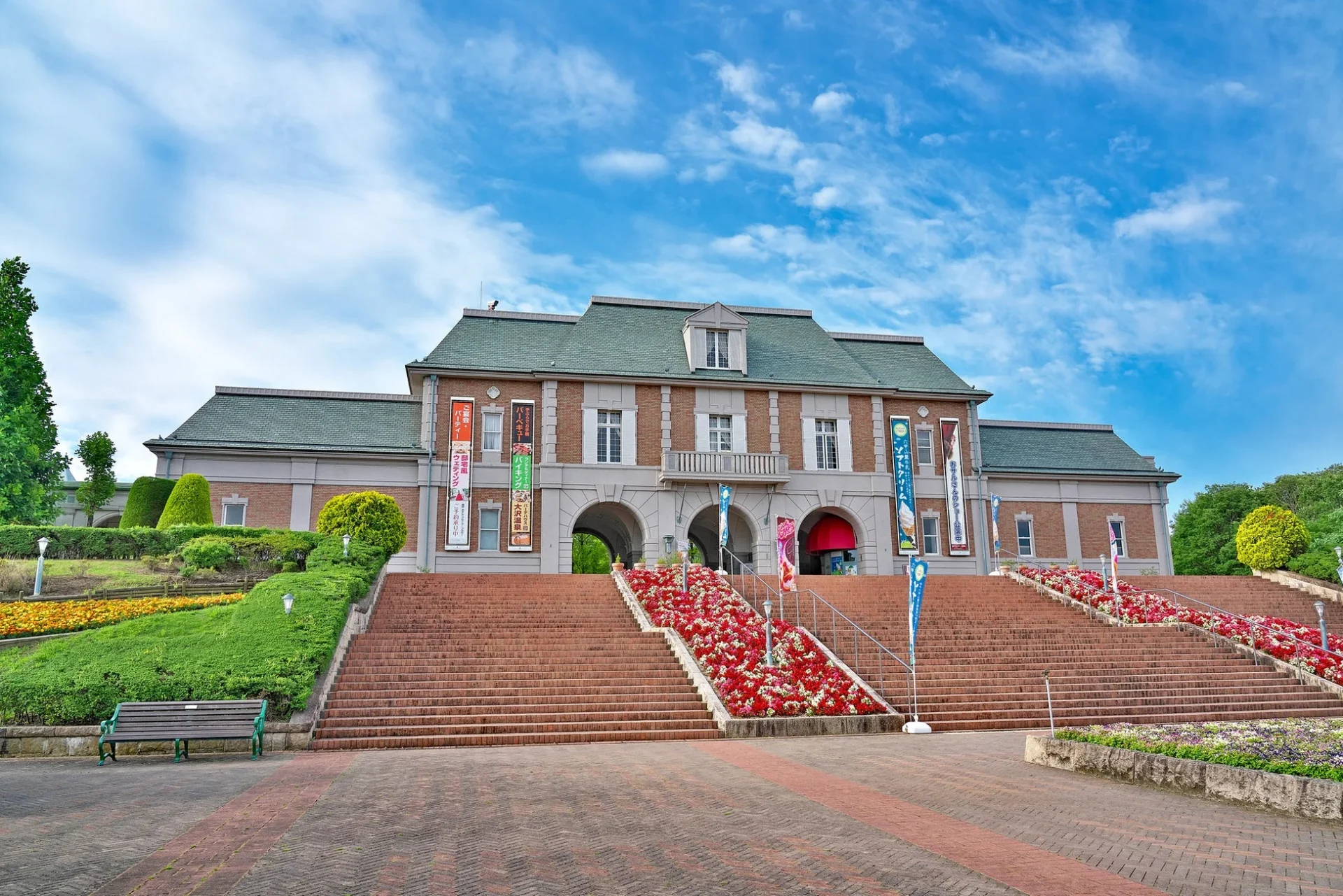 兵庫県神戸市の道の駅神戸フルーツ・フラワーパーク大沢のヨーロッパ風建築