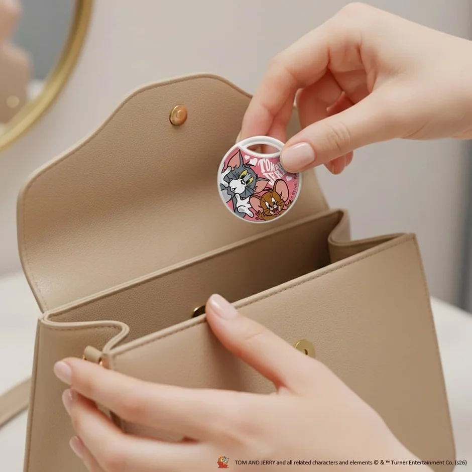 トムとジェリー(ピンク)紛失防止タグをバッグに入れる様子