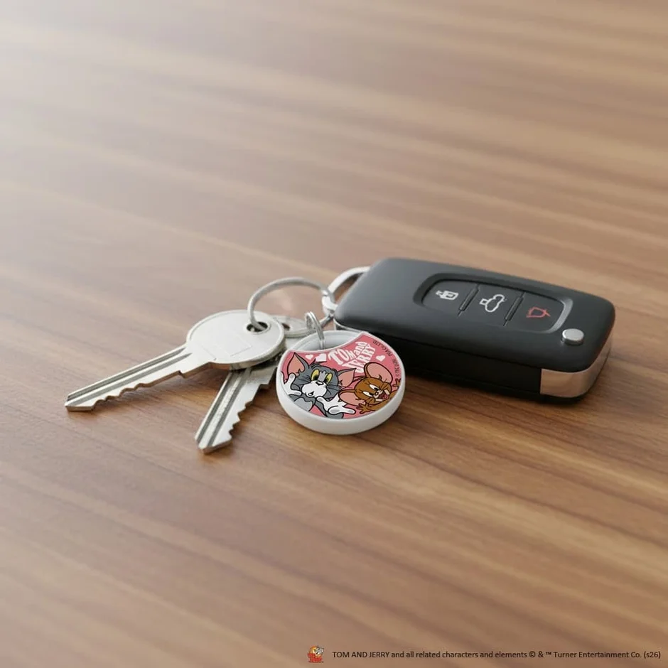 トムとジェリー(ピンク)紛失防止タグを鍵に付けた様子