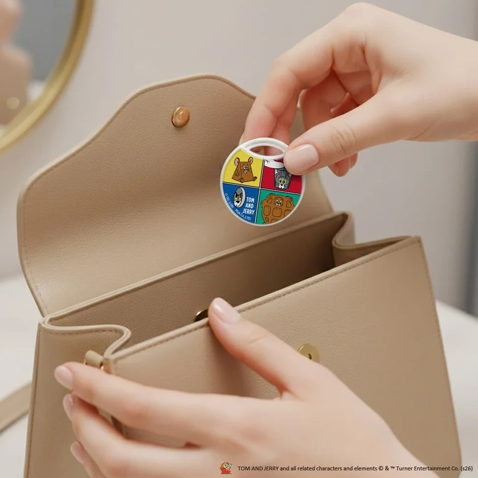 トムとジェリー(カラフル)紛失防止タグをバッグに入れる様子