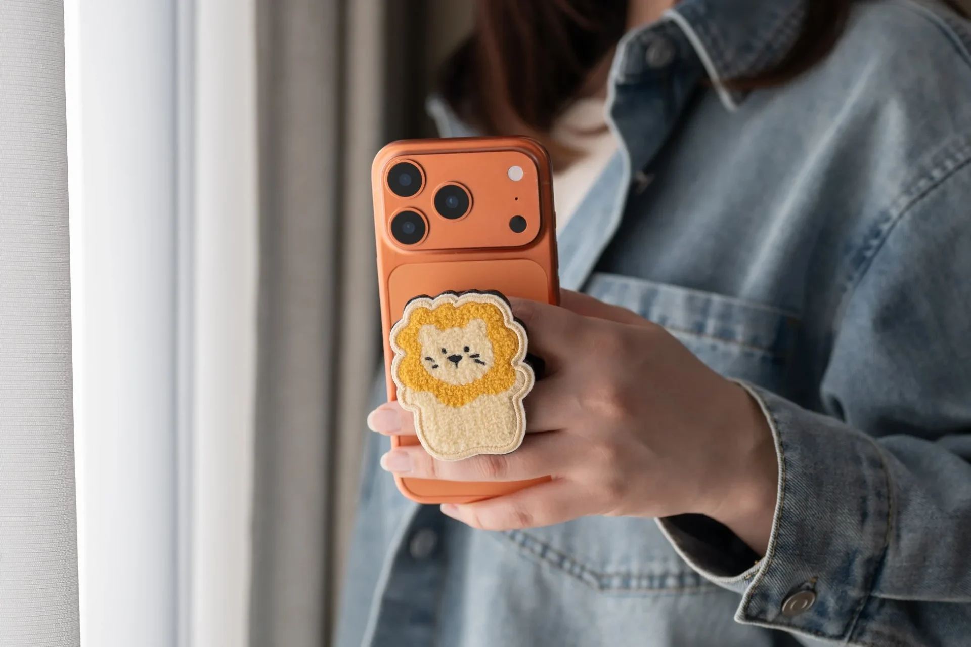 MagSafe対応Griptok（ライオン柄）を装着したスマートフォンの使用イメージ