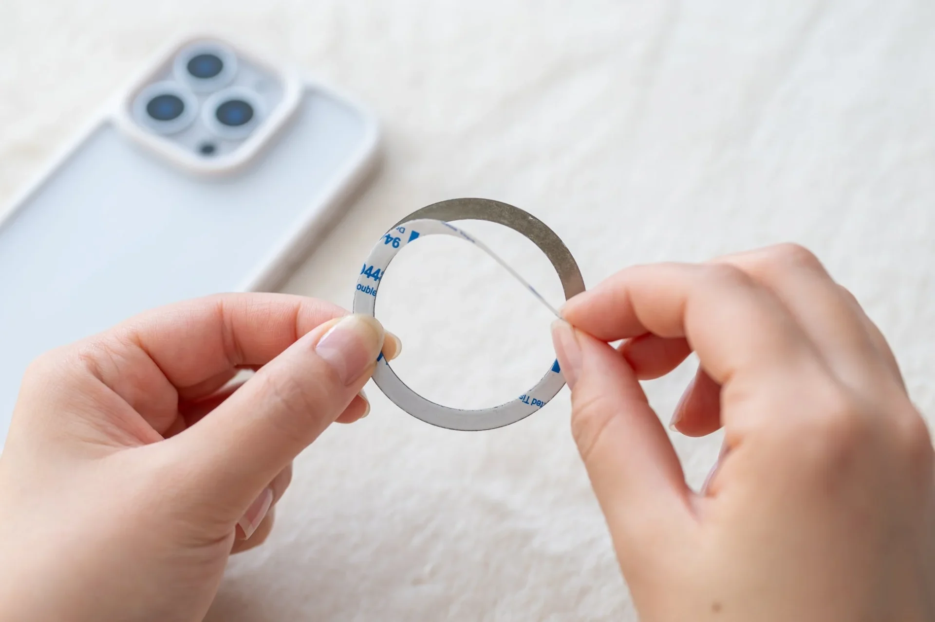 MagSafe非対応スマートフォン用スチールリングを剥がす様子