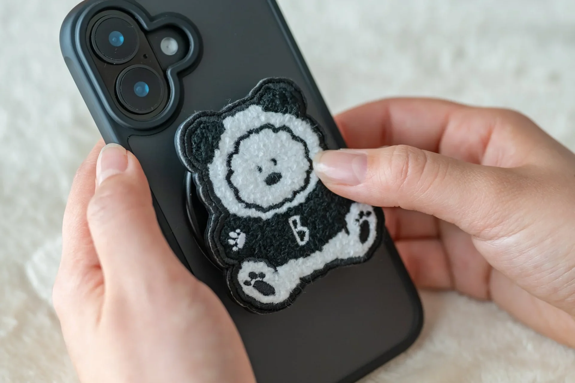 MagSafe対応Griptok（パンダ柄）を装着しスマートフォンを片手で操作する様子