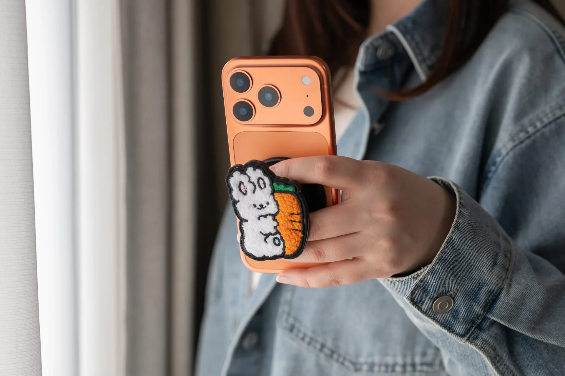 MagSafe対応Griptok（ウサギ柄）を装着しスマートフォンを安定して持つ様子