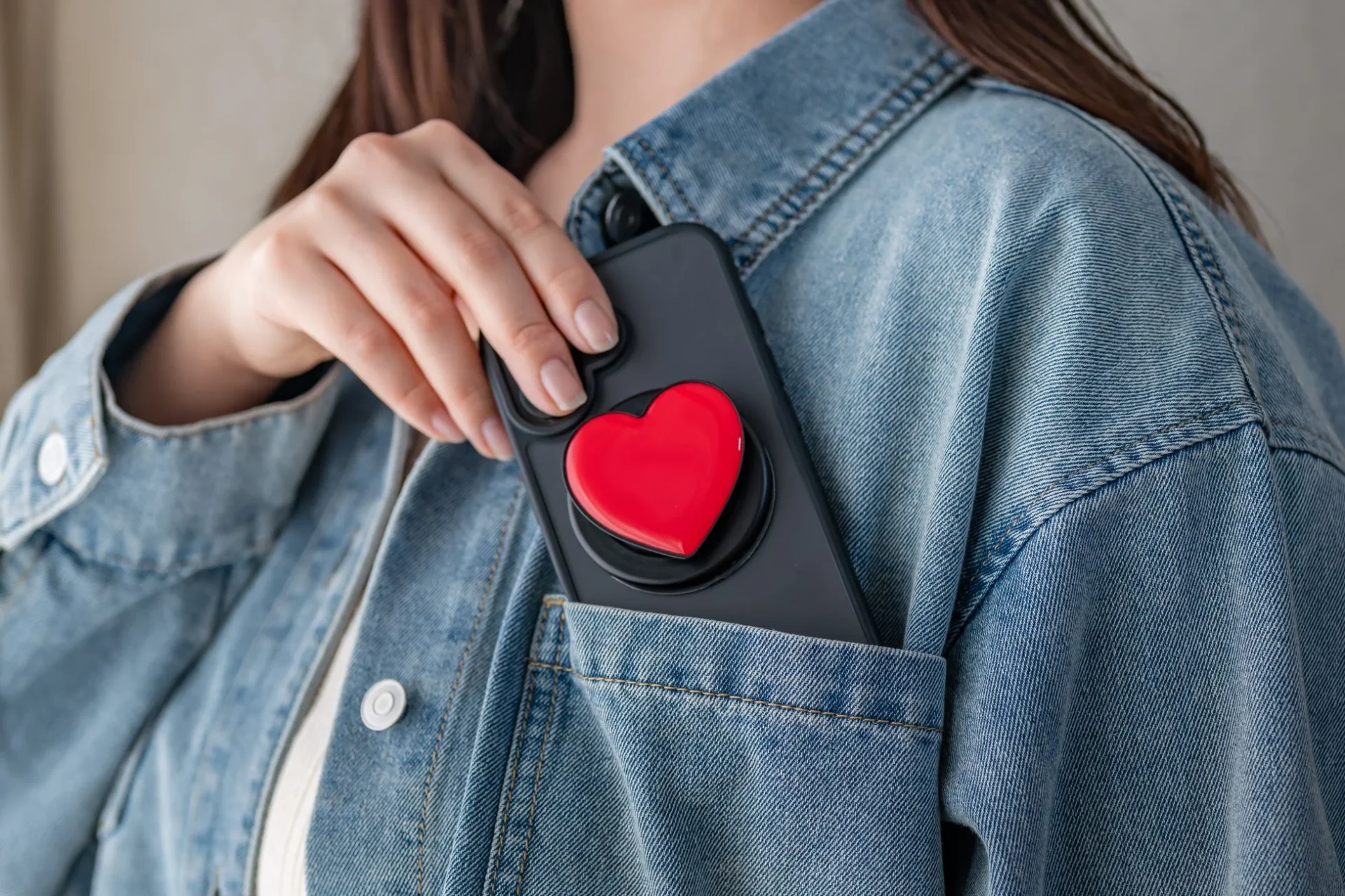 MagSafe対応Griptok（ハート柄）を装着したスマートフォンを胸ポケットに収納